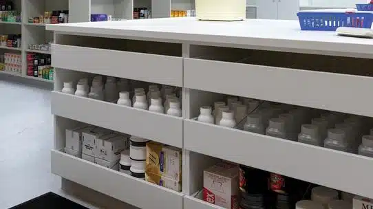 Neocase - Laboratoires - Cabinets modulaires avec tiroirs et séparateurs
