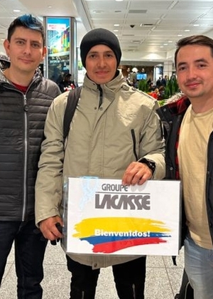 3 personnes &eacute;quatoriens faisant face &agrave; la cam&eacute;ra, souriant.