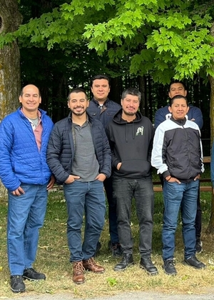 6 hommes &eacute;quatoriens faisant face &agrave; la cam&eacute;ra, souriant.