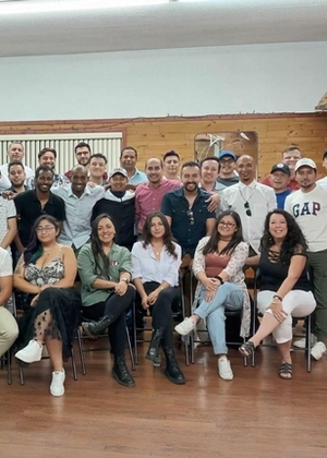 Group of young Ecuadorian adults facing the camera, smiling.