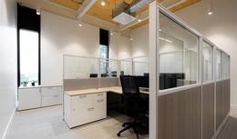 Cubicule dans un bureau ouvert. mobilier de bureau moderne et pratique. Chaise de bureau ergonomique noire