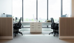 Deux cubicules dans un bureau ouvert. chaises de bureau noires ergonomiques dos à dos. Mobilier de bureau blanc moderne et pratique