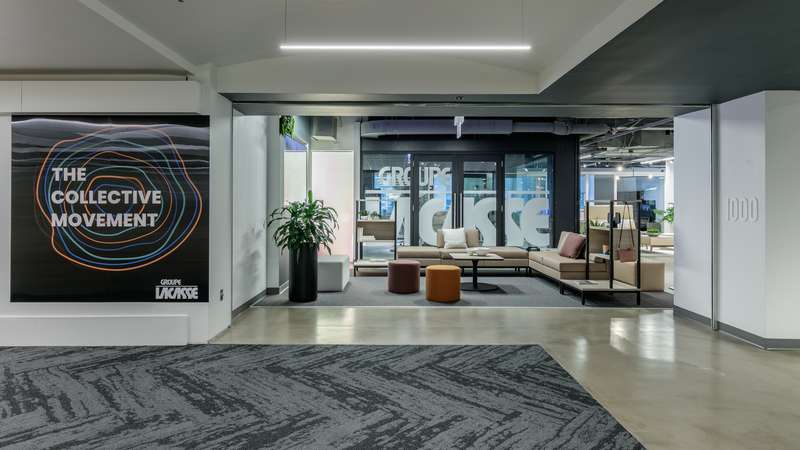 postes de travail modernes avec cloisons basses de la collection Nex, bureaux ajustables Shifter, et mobilier Stad et Hip Hop dans un environnement lumineux.